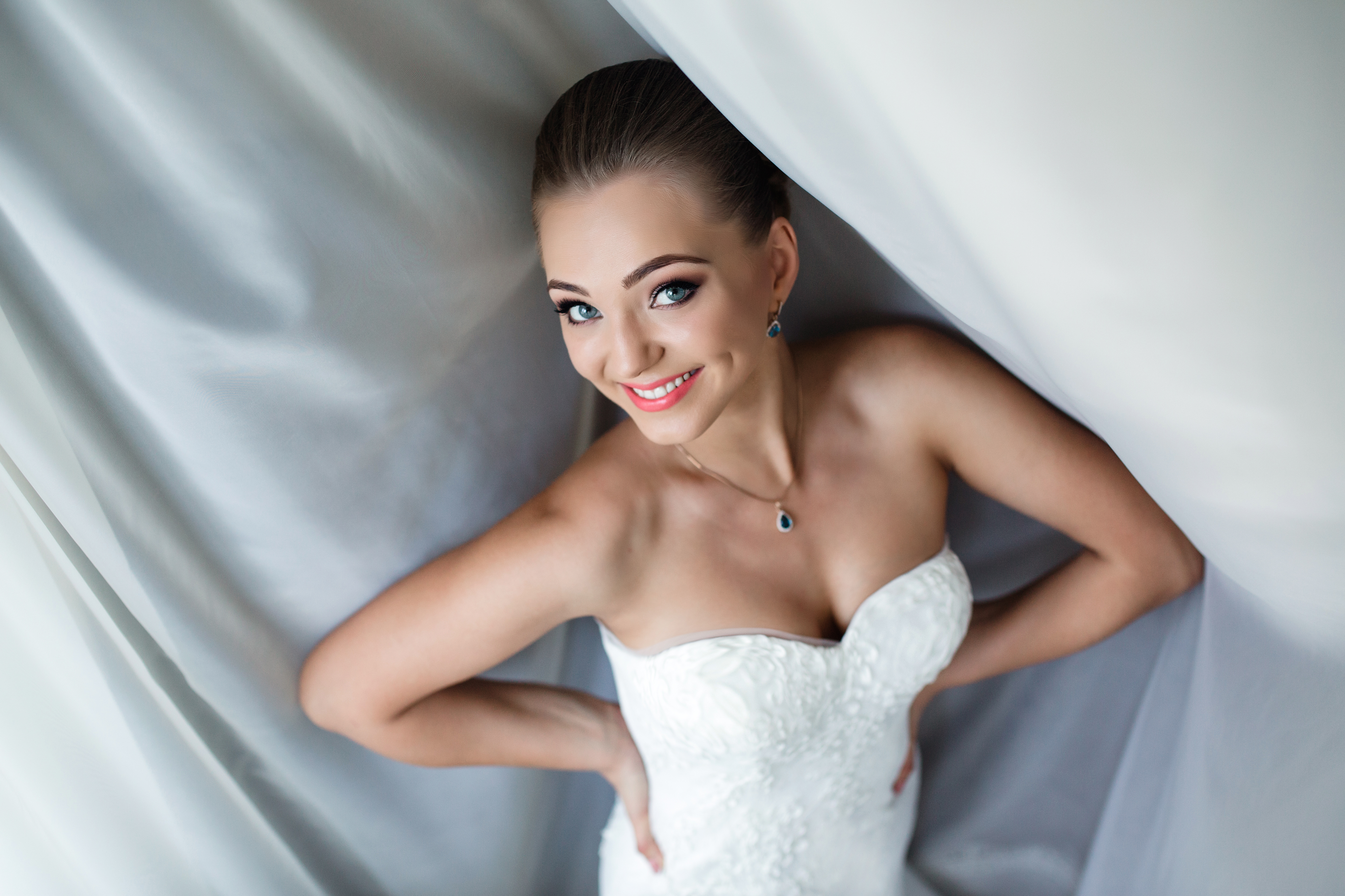 Dekolt V, serce czy kwadrat? Który pasuje do Twojej twarzy w 2026