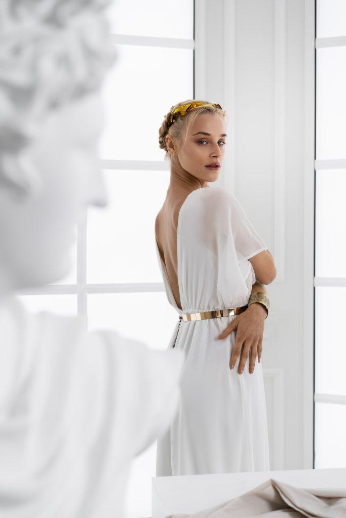 LaBlanka - panna młoda w minimalistycznej sukni ze złotymi dodatkami